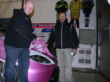 Kim Lund (venstre) og Kim Holmgaard foran teamets Seat Leon DTC-racer.